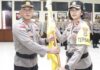 read news – Penghargaan Kapolsek Nongsa Terbaik di Bulan Desember Penghargaan diberikan kepada Kapolsek Nongsa, Kompol Restia Octane Guchy, S.E., S.I.K., (kanan) sedangkan Polsek nilai terendah mendapat Bendera Warna Hitam yang di berikan kepada kepada Kapolsek Sei Beduk dengan nilai 8,70. (Foto : abyaqsa ramadan - batamtv.com)