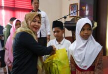 read news – Masyarakat Tidak Mampu, Anak Telantar dan UMKM di Tanjungpinang Dapat Bantuan Hj. Yuniarni Pustoko Weni,SH mengatakan sangat mengapresiasi dan mendukung kegiatan penyaluran bantuan yang dilaksanakan oleh Pemerintah Kota Tanjungpinang bagi masyarakat tidak mampu, anak telantar dan UMKM yang berlangsung hari ini. (Foto : dwi susilo - batamtv.com)