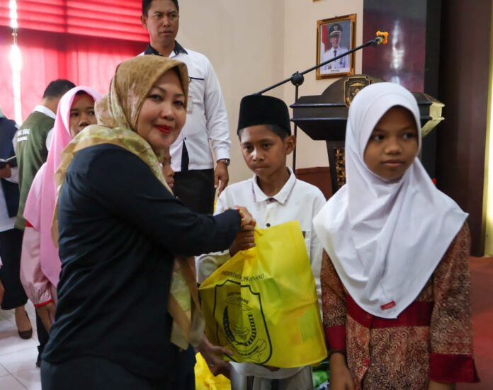 (Foto : dwi susilo - batamtv.com) Hj. Yuniarni Pustoko Weni,SH mengatakan sangat mengapresiasi dan mendukung kegiatan penyaluran bantuan yang dilaksanakan oleh Pemerintah Kota Tanjungpinang bagi masyarakat tidak mampu, anak telantar dan UMKM yang berlangsung hari ini. (Foto : dwi susilo - batamtv.com)