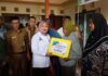 read news – Ratusan Warga Kota Tanjungpinang Terima Penyaluran BLT Ketua DPRD Kota Tanjungpinang Hj. Yuniarni Pustoko Weni, SH (baju putih) melakukan Penyaluran Bantuan Langsung Tunai (BLT) bagi warga penerima manfaat yang dilaksanakan oleh Pemerintah Kota Tanjungpinang secara simbolis di empat Kecamatan, Senin 4 Desember 2023. (Foto : abdi perdana - batamtv.com)