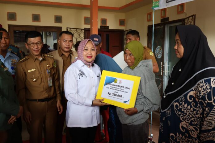Ketua DPRD Kota Tanjungpinang Hj. Yuniarni Pustoko Weni, SH (baju putih)   melakukan Penyaluran Bantuan Langsung Tunai (BLT) bagi warga penerima manfaat yang dilaksanakan oleh Pemerintah Kota Tanjungpinang secara simbolis di empat Kecamatan, Senin 4 Desember 2023. (Foto : abdi perdana - batamtv.com)