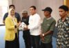 read news – Atlet se-Kabupaten Bintan dapat Bantuan Peralatan Olahraga Tahun 2023 Ketua TP-PKK Provinsi Kepulauan Riau Hj. Dewi Kumalasari Ansar (kiri) saat menghadiri dan menyerahkan secara simbolis bantuan kepada perwakilan masing-masing klub bersama Bupati Bintan Roby Kurniawan.. (Foto : abdi perdana - batamtv.com)