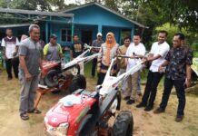 read news – Kelompok Tani di Desa Ekang Enculai Terima Bantuan 9 Unit Traktor Tangan Ketua Tim Penggerak PKK Provinsi Kepulauan Riau Hj. Dewi Kumalasari Ansar (tengah, kerudung krem) menyerahkan bantuan 9 unit traktor tangan kepada kelompok tani di Desa Ekang Enculai, Kabupaten Bintan, Kamis (14/12). (Foto : dwi susilo - batamtv.com)