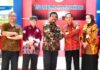 read news – Kolaborasi Pengembangan Sektor Pariwisata Digagas Kadispar Kepri Guntur dan Nazri Kali ini Kepala Dinas Kebudayaan dan Pariwisata (Disbudpar) Kota Tanjungpinang, Muhammad Nazri (batik merah) menyambut kunjungan silaturahim Kepala Dinas Provinsi Kepulauan Riau (Kepri), Guntur Sakti, (tengah) di kantor Disbudpar Kota Tanjungpinang, Kamis (7/12/2023). (Foto : dwi susilo - batamtv.com)
