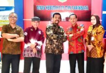 read news – Kolaborasi Pengembangan Sektor Pariwisata Digagas Kadispar Kepri Guntur dan Nazri Kali ini Kepala Dinas Kebudayaan dan Pariwisata (Disbudpar) Kota Tanjungpinang, Muhammad Nazri (batik merah) menyambut kunjungan silaturahim Kepala Dinas Provinsi Kepulauan Riau (Kepri), Guntur Sakti, (tengah) di kantor Disbudpar Kota Tanjungpinang, Kamis (7/12/2023). (Foto : dwi susilo - batamtv.com)