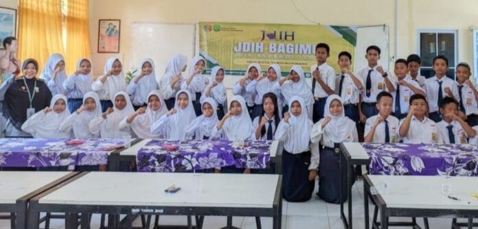 Kepala Seksi Peserta Didik dan Pembangunan Karakter Dinas Pendidikan Kota Tanjungpinang, Inderi, S.Ag (tengah) turut hadir mewakili Dinas Pendidikan menyampaikan apresiasinya kepada Bagian Hukum Setda Kota Tanjungpinang. (Foto : abdi perdsana - batamtv.com)