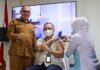 read news- Imunitas Hepatitis B Mulai Diberikan untuk Nakes di Kepri Kegiatan ini diresmikan oleh Kepala Dinas Kesehatan Provinsi Kepulauan Riau M. Bisri pada hari Senin, 27 November 2023. (Foto dwi susilo - batamtv.com )