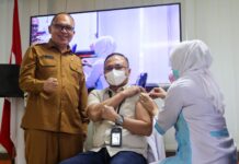 read news- Imunitas Hepatitis B Mulai Diberikan untuk Nakes di Kepri Kegiatan ini diresmikan oleh Kepala Dinas Kesehatan Provinsi Kepulauan Riau M. Bisri pada hari Senin, 27 November 2023. (Foto dwi susilo - batamtv.com )
