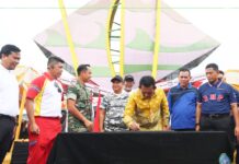 read news – Jadi Ikon Pintu Masuk Ibukota Provinsi, Kawasan Bandara RHF Makin Kinclong Menurut Gubernur Ansar, (ketiga dari kanan) di tahun 2024 nanti penataan kawasan ini akan tetap dilanjutkan. Ia menegaskan ini penting sebab sebagai pintu masuk ibukota provinsi, harus pula menjadi ikon yang dapat dibanggakan. (Foto : dwi susilo - batamtv.com)