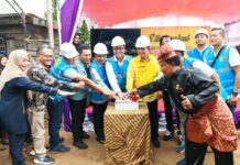read news – Pengoperasian Saluran Kabel Laut Tegangan Menengah 20 kV di Pulau Buluh Diresmikan Gubernur Kepulauan Riu H. Ansar Ahmad (tengah kemeja kuning )meresmikan Pengoperasian Saluran Kabel Laut Tegangan Menengah 20 kV (kiloVolt) di Pulau Buluh, Kota Batam, Sabtu (23/12). (Foto : dwi susilo - batamtv.com)