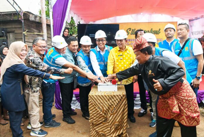 Gubernur Kepulauan Riu H. Ansar Ahmad (tengah kemeja kuning )meresmikan Pengoperasian Saluran Kabel Laut Tegangan Menengah 20 kV (kiloVolt) di Pulau Buluh, Kota Batam, Sabtu (23/12). (Foto : dwi susilo - batamtv.com)