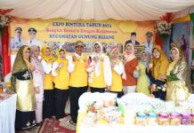 read news – Expo Bintan Sejahtera dalam Rangka HKSN Ketua TP-PKK Provinsi Kepulauan Riau Hj. Dewi Kumalasari Ansar hadir dalam acara expo Bintan seperti berbagai Stan Bazar kreativitas hasil UMKM dan KUBE se-Bintan, pemeriksaan Kesehatan Gratis, Donor Darah dan Performa Sanggar Seni Budaya. (Foto : abdi perdana - batamtv.com)