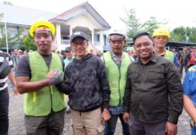 read news – Pemko Tanjungpinang Beri Bantuan ke Kelurahan mellaui Program Padat Karya Swakelola Pj. Wako Hasan (kedua dari kiri) menyampaikan bantuan ini tidak hanya menjadi dorongan bagi kelompok masyarakat yang peduli lingkungan, tetapi juga memperkuat program padat karya swakelola di kelurahan se-kota Tanjungpinang. (Foto : dwi siusilo - batamtv.com)