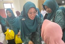 read news – Ketua PKK Kota Tanjungpinang Kunjungi Panti Jompo Rumah Bahagia Ketua PKK Kota Tanjungpinang Ranny Gusfita Sari menyerahkan langsung bantuan bingkisan untuk para lansia yang ada di Panti Jompo ‘Rumah Bahagia’ Embung Fatimah. di Dinas Sosial Kota Tanjungpinang, Rabu (20/12/2023). (Foto : abdi perdana - batamtv.com)