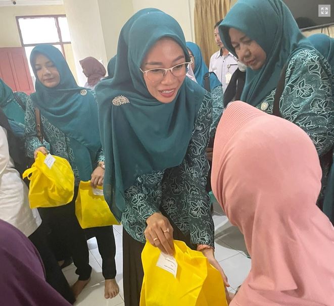 Ketua PKK Kota Tanjungpinang Ranny Gusfita Sari menyerahkan langsung bantuan bingkisan untuk para lansia yang ada di Panti Jompo ‘Rumah Bahagia’ Embung Fatimah. di Dinas Sosial Kota Tanjungpinang, Rabu (20/12/2023). (Foto : abdi perdana - batamtv.com) Ketua PKK Kota Tanjungpinang Ranny Gusfita Sari menyerahkan langsung bantuan bingkisan untuk para lansia yang ada di Panti Jompo ‘Rumah Bahagia’ Embung Fatimah. di Dinas Sosial Kota Tanjungpinang, Rabu (20/12/2023). (Foto : abdi perdana - batamtv.com)