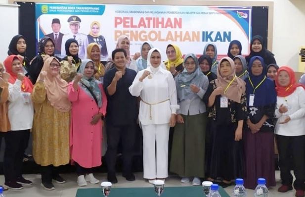 (Foto : dwi susilo - batamtv.com) Kepala Disdagin Kota Tanjungpinang Riany (tengah bju putih) , Sabtu (16/12/2023), berharap kegiatan ini dapat membangkitkan semangat entrepreneur para pelaku usaha. (Foto : dwi susilo - batamtv.com)