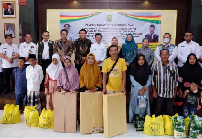 Pj Wali Kota Hasan  menyampaikan, pihaknya siap merealisasikan bantuan dan mengelontorkannya ke warga . Bantuan tidak mampu dan anak terlantar bersumber dari Dana Insentif Fiskal (DIF) yang diterima Pemko dari pemerintah pusat sebesar Rp17,5 Miliar. (Foto 