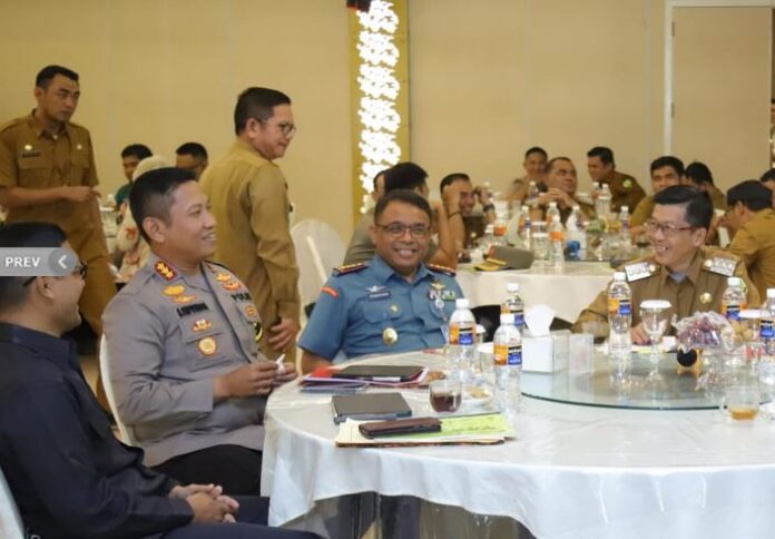 Pj Wali Kota Tanjungpinang, Hasan,S.Sos (kanan) saat menggelar Rapat Forum Komunikasi Pimpinan Daerah (Forkopimda) Kota Tanjungpinang Triwulan IV Tahun 2023, di Restaurant Shangrila Jl Sei Jang, Selasa (12/12/2023). (Foto : abdi perdana - batamtv.com)