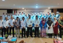 read news – Pelatihan Manajemen Organisasi BKMT Digelar untuk Anggotanya Asisten I Pemerintahan dan Kesejahteraan Rakyat Pemerintah Kota (Pemko) Tanjungpinang Muhammad Yatim (ketujuh dari kanan) mengucapkan selamat kepada pengurus BKMT Kecamatan Tanjungpinang Barat yang baru dilantik. (Foto : dwi susilo - batamtv.com)