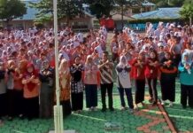 read news – DP3APM Lakukan Sosialisasi dan Edukasi di Sekolah Dinas Pemberdayaan Perempuan, Pelindungan Anak dan Pemberdayaan Masyarakat (DP3APM) Rustam (tengah) menekankan pentingnya para siswa untuk menghindarkan diri dari kemungkinan menjadi korban apalagi pelaku tindak kekerasan dan bullying. (Foto : abdi eprdana - batamtv.com)