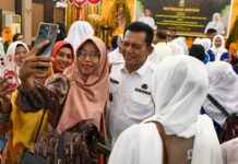 read news – Guru TK dan PAUD di Karimun Terima Insentif dari Gubernur Ansar Ahmad Gubernur Kepulauan Riau H Ansar Ahmad menyerahkan insentif guru Taman Kanak-Kanak (TK), Pendidikan Anak Usia Dini (PAUD dan Rhaudatul Athfal (RA) di Gedung Nasional Karimun, Kamis (21/12/2023). (Foto : abdi perdana - batamtv.com)