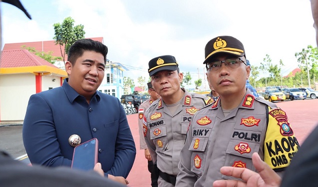(Foto : abdi perdana - batamtv.com) Kapolres Bintan AKBP Riky Iswoyo, (kanan) mengatakan saat ini Polres Bintan sedang melaksanakan 2 operasi yaitu Operasi Mantab Brata 2023-2024 dan Operasi Lilin Seligi 2023. Sehingga dengan adanya operasi tersebut tentunya memerlukan situasi yang aman dan kondusif. (Foto : abdi perdana - batamtv.com)