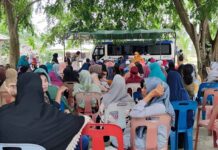 read news – CSR PT Timah Tbk Hadirkan Pelayanan Kesehatan Gratis di Oto Sehat Ratusan masyarakat Karimun tengah mendapatkan pelayanan dari mobil sehat Karimun yang disiapkan PT Timah. (Foto : abdi perdana - batamtv.com)