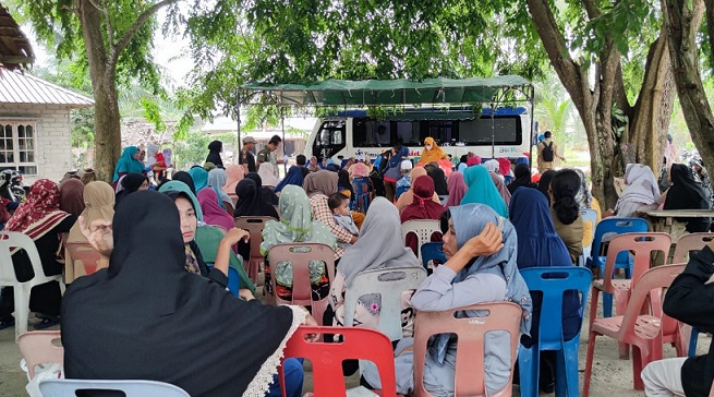 (Foto : abdi perdana - batamtv.com) Ratusan masyarakat Karimun tengah mendapatkan pelayanan dari mobil sehat Karimun yang disiapkan PT Timah. (Foto : abdi perdana - batamtv.com)
