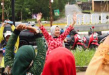 read news – Ketua DPRD Kota Tanjungpinang Ikuti Kegiatan Senam Sehat Hj. Yuniarni Pustoko Weni, SH yang kesehariannya menjabat Ketua Dewan Perwakilan Rakyat Daerah (DPRD) Kota Tanjungpinang mengatakan Peringatan ini sempena Hari Ibu ke-95 yang digelar oleh YJI Kepri. (Foto : dwi susilo - batamtv.com)