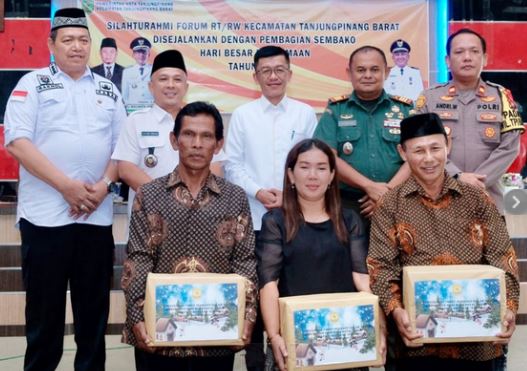 (Foto : abdi perdana - batamtv.com) Pembagian sembako dilakukan secara simbolis di empat Kantor Kecamatan yang ada di Tanjungpinang. Pembagian sembako diawali di Kantor Kecamatan Tanjungpinang Barat. Ada sebanyak 3 RT/RW yang mendapat bantuan sembako dari Pj Wako Hasan (belakang, baju putih) , pada Rabu (20/12/2023). (Foto : abdi perdana - batamtv.com)