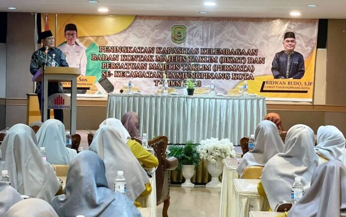  Asisten I Pemerintahan dan Kesejahteraan Rakyat Pemko Tanjungpinang Muhammad Yatim (di podium) meminta ke majelis taklim saat ini dikenal sebagai forum berkumpul bagi para perempuan yang berperan aktif sebagai wahana pendidikan masyarakat. (Foto : abdi perdana - batamtv.com)