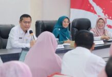 read news – PKK Tanjungpinang Sosialisasidan dan Kolaborasikan Kader-kader Posyandu soal Stunting Pj Ketua TPP PKK Kota Tanjungpinang,Ranny Gusfitasari (tengah kerudung biru) menjelaskan bahwa saat ini pihaknya melalui PKK terus melakukan kegiatan sosialisasi dan kolaborasi bersama kader-kader posyandu sehingga dapat memberikan pemahaman akan stunting. (Foto : dwi susilo - batamtv.com)