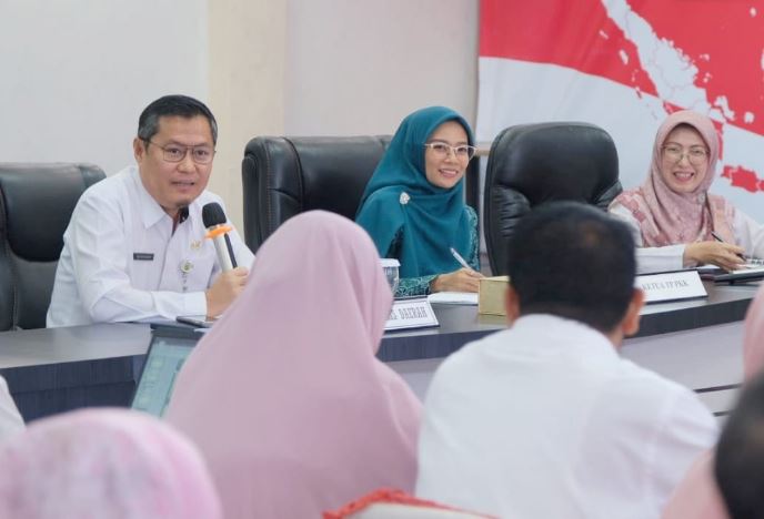 (Foto : dwi susilo - batamtv.com) Pj Ketua TPP PKK Kota Tanjungpinang,Ranny Gusfitasari (tengah kerudung biru) menjelaskan bahwa saat ini pihaknya melalui PKK terus melakukan kegiatan sosialisasi dan kolaborasi bersama kader-kader posyandu sehingga dapat memberikan pemahaman akan stunting. (Foto : dwi susilo - batamtv.com)