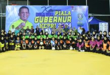 read news – Kejuaraan Bola Voli Gubernur Cup Kategori Putri U-23 Dibuka Pembukaan Kejuaraan Bola Voli Gubernur Cup Kategori Putri U-23 Zona Bintan oleh Ketua Tim Penggerak PKK Provinsi Kepri Dewi Kumalasari Ansar di Lapangan Bola Voli Kuala Sempang, Bintan, Selasa (23/1). (Foto : abdi perdana - batamtv.com)