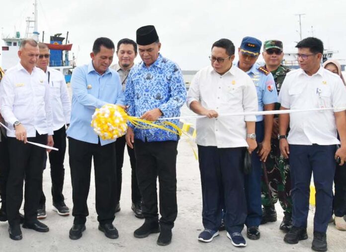 Gubernur Kepri Ansar Ahmad (kedua dari kiri) saat bersilaturahmi dengan Kepala Kanwil DJP Kepri, Imanul Hakim di Kedai Prata Pagi Sore, Tanjungpinang, Kamis (18/1).(Foto : abdi perdana - batamtv.com)