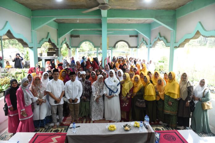 Ketua Badan Kontrak Majelis Taklim (BKMT) Provinsi Kepulauan Riau Hj. Dewi Kumalasari Ansar (tengah jilbab putih ) menghadiri kegiatan Pembinaan Pengurus Majelis Taklim BKMT Desa Sebong Pereh, Teluk Sebong, Kabupaten Bintan, Sabtu (30/12). (Foto : abdi perdana - batamtv.com)