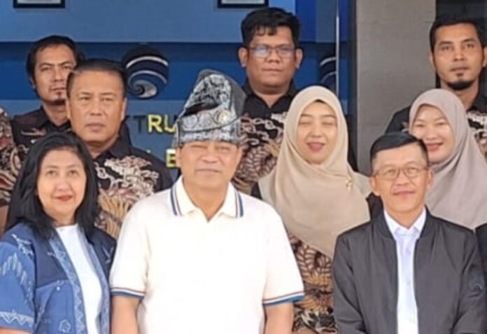 Menteri Komunikasi dan Informatika (Menkominfo) RI, Budi Arie Setiadi (kaus putih) mengecek speedtest internet di Balmon Batam.. (Foto : muhammad amin - batamtv.com)