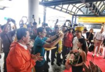 read news Wisman Pertama Kepri 2024 Disambut Gubernur Ansar bersama Menteri Sandiaga Uno Menteri Pariwisata dan Ekonomi Kreatif (Menparekraf) RI Sandiaga Uno (kaus hijau tua) didampingi Gubernur Ansar Ahmad menyambut kedatangan wisatawan manca negara (wisman) pertama tahun 2024 Provinsi Kepulauan Riau di Pelabuhan Bandar Bentan Telani, Lagoi, Kabupaten Bintan. (Foto : abdi perdana - batamtv.com)