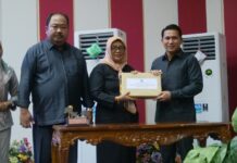 read news – Pengesahaan Ranperda Penyerahan Prasarana, Sarana dan Utilitas Umum Perumahan Wakil Bupati Bintan, Ahdi Muqsith (kanan) menyampaikan pendapat akhir mewakili Bupati Bintan terkait Ranperda dimaksud. Wakil Bupati Bintan mengatakan penyerahan yang dimaksudkan merupakan bentuk nyata kehadiran Pemerintah Daerah di tengah masyarakat sekaligus menjadi komitmen dalam melindungi hak dasar melalui penyelenggaraan perumahan. (Foto : abdi perdana - batamtv.com)