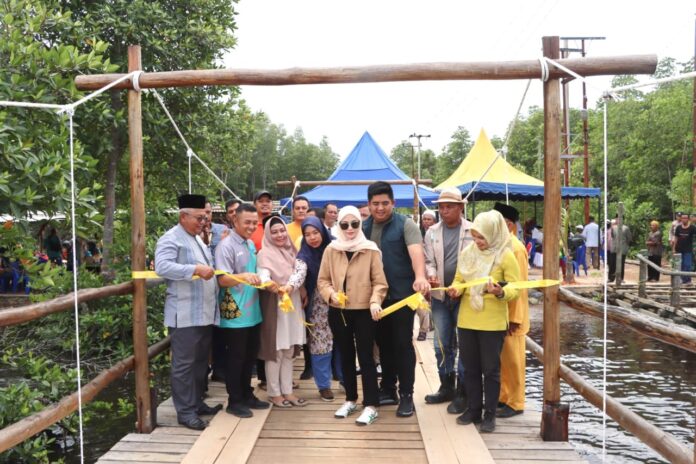 Bupati Bintan Roby Kurniawan berpesan kepada  masyarakat Kampung Sungai Lepan bisa memanfaatkan jembatan ini dengan sebaik mungkin. Roby juga mengingatkan agar semua merasa memiliki terhadap jembatan ini, agar rasa tanggung jawab untuk menjaga dan merawatnya bisa dirasakan bersama. (Foto : abdi perdana - batamtv.com)