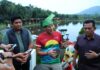 read news – Sambangi Tempat Wisata Alam Poyotomo di Bintan, Ini Pesan Bupati Bintan Bupati Bintan Roby Kurniawan (kiri) mengapresiasi kunjungan Menparekraf Sandiaga Uno (Tengah) yang selalu mendukung penuh geliat pariwisata Bintan baik dalam skala lokal, nasional hingga internasional.. (Foto : abdi perdana - batamtv.com)