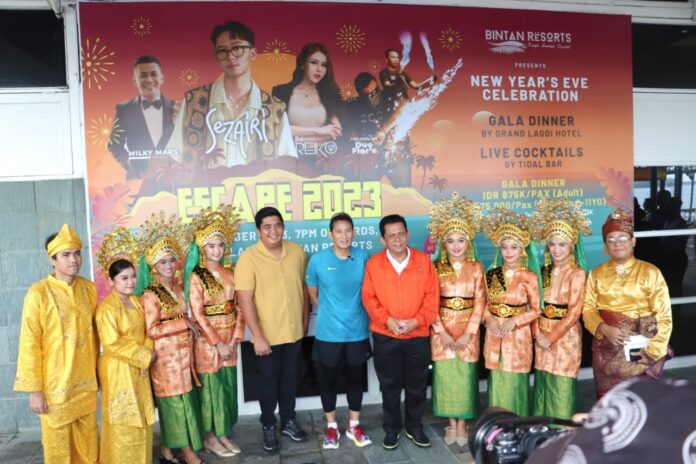 Bupati Bintan Roby Kurniawan (kelima dari kiri) memberikan keterangan bahwa Pemerintah Kabupaten Bintan sendiri sangat fokus terkait pemulihan pariwisata sebagai sektor utama penyumbang PAD Bintan.. (Foto : abdi perdana - batamtv.com)