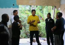 read news – Bupati Bintan Minta Stafnya Perhitungkan Kerugian akibat Banjir Bupati Bintan, roby Kurnaiwan (baju kuning) mengatakan bantuan logistik yang dibutuhkan telah dipersiapkan dan langsung siap didistribusikan. Makanan siap santap juga telah didistribusikan ke rumah-rumah yang terdampak. (Foto : abdi perdana - batamtv.com)