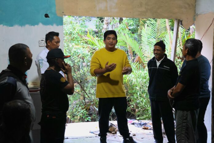 Bupati Bintan, roby Kurnaiwan (baju kuning) mengatakan bantuan logistik yang dibutuhkan telah dipersiapkan dan langsung siap didistribusikan. Makanan siap santap juga telah didistribusikan ke rumah-rumah yang terdampak. (Foto : abdi perdana - batamtv.com)