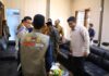 read news – Bupati Bintan Roby Kurniawan Gelar Pertemuan dengan KPU Bintan Komisi Pemilihan Umum (KPU) Kabupaten Bintan beserta jajaran menggelar audiensi bersama Pemerintah Kabupaten Bintan. di ruang rapat Kantor Kecamatan Gunung Kijang, Selasa (09/01) yang dihadiri langsung Bupati Bintan, Roby Kurniawan. (Foto : abdi perdana - batamtv.com):