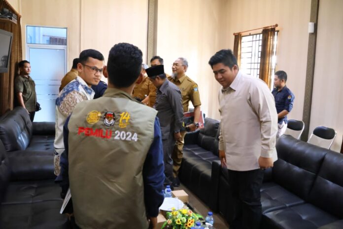 Komisi Pemilihan Umum (KPU) Kabupaten Bintan beserta jajaran menggelar audiensi bersama Pemerintah Kabupaten Bintan. di ruang rapat Kantor Kecamatan Gunung Kijang, Selasa (09/01) yang dihadiri langsung Bupati Bintan, Roby Kurniawan. (Foto : abdi perdana - batamtv.com):