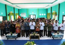 read news – Mualaf se-Bintan Mendapatkan Pembekalan Pemahaman Agama Islam Bupati Bintan Roby Kurniawan (tengah) memberikan apresiasi kepada Majelis Taklim Saudara Baru beserta BAZNAS atas terselenggaranya kegiatan yang mulia ini. Tentu dengan harapan bagi mualaf yang ada di Bintan agar mengikuti kegiatan dengan khusyuk guna menyerap ilmu yang diberikan. (Foto : abdi perdana - abatamtv.com)