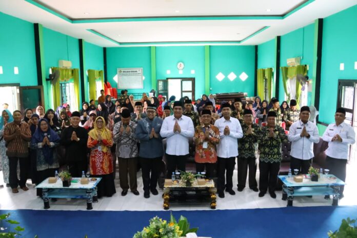 . (Foto : abdi perdana - abatamtv.com) Bupati Bintan Roby Kurniawan (tengah) memberikan apresiasi kepada Majelis Taklim Saudara Baru beserta BAZNAS atas terselenggaranya kegiatan yang mulia ini. Tentu dengan harapan bagi mualaf yang ada di Bintan agar mengikuti kegiatan dengan khusyuk guna menyerap ilmu yang diberikan. (Foto : abdi perdana - abatamtv.com)