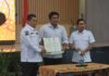 read news – OPD di Jajaran Pemkab Bintan Siap Kebut Program Bupati Bintan Roby Kurniawan melakukan Penandatanganan Pakta Integritas serta Penyerahan Dokumen Pelaksanaan Anggaran (DPA) Tahun 2024 kepada Organisasi Perangkat Daerah (OPD) Bintan. (*Foto: abdi perdana - batamtv.com)