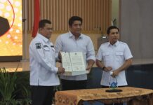 read news – OPD di Jajaran Pemkab Bintan Siap Kebut Program Bupati Bintan Roby Kurniawan melakukan Penandatanganan Pakta Integritas serta Penyerahan Dokumen Pelaksanaan Anggaran (DPA) Tahun 2024 kepada Organisasi Perangkat Daerah (OPD) Bintan. (*Foto: abdi perdana - batamtv.com)